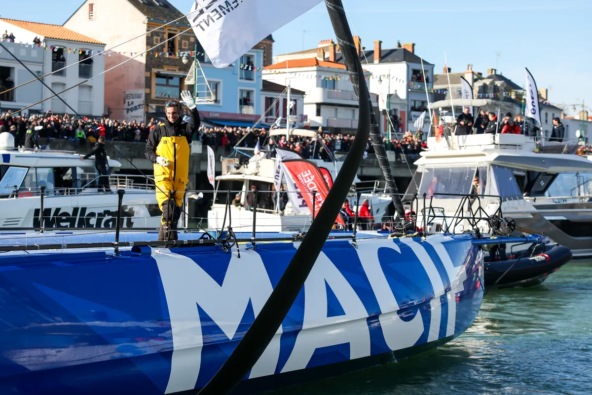 LES SABLES D'OLONNE, FRANCE - 14 JANVIER 2025 : Le skipper de MACIF Santé Prévoyance Charlie Dalin (FRA) est photographié dans le chenal après avoir remporté le Vendée Globe 2024, le 14 janvier 2025 aux Sables d'Olonne, France. (Photo par Jean-Marie Liot / Alea)