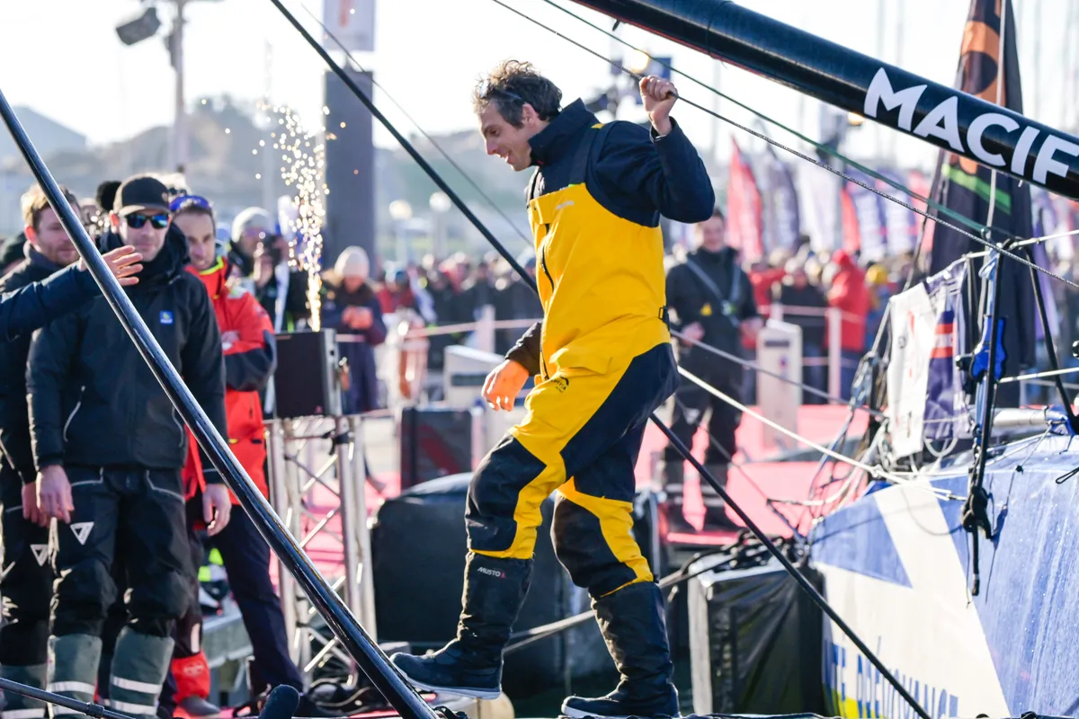 LES SABLES D'OLONNE, FRANCE - 14 JANVIER 2025 : Le skipper de MACIF Santé Prévoyance Charlie Dalin (FRA) est photographié dans le chenal après avoir remporté le Vendée Globe 2024, le 14 janvier 2025 aux Sables d'Olonne, France. (Photo par Olivier Blanchet / Alea)