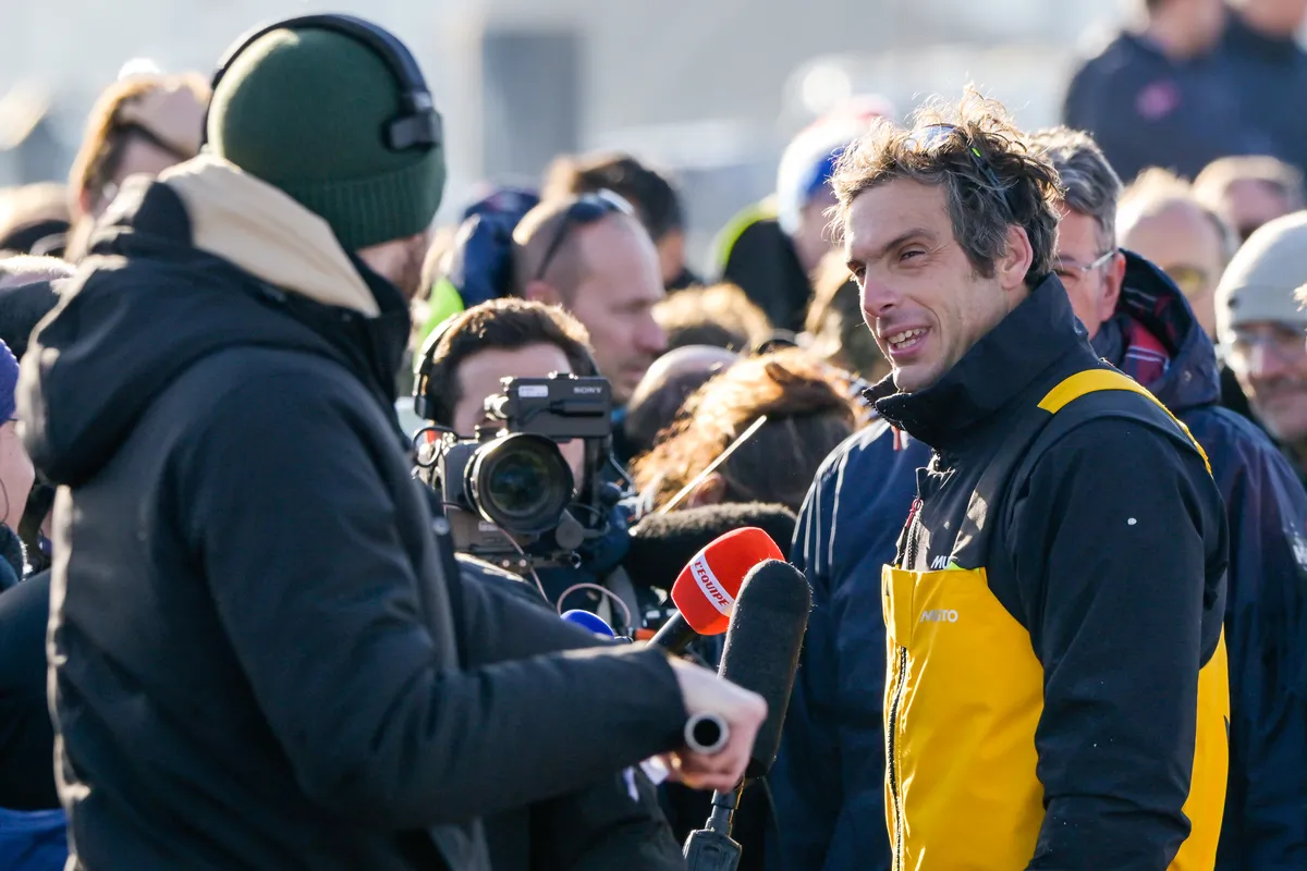 LES SABLES D'OLONNE, FRANCE - 14 JANVIER 2025 : Le skipper de MACIF Santé Prévoyance Charlie Dalin (FRA) est photographié dans le chenal après avoir remporté le Vendée Globe 2024, le 14 janvier 2025 aux Sables d'Olonne, France. (Photo par Olivier Blanchet / Alea)