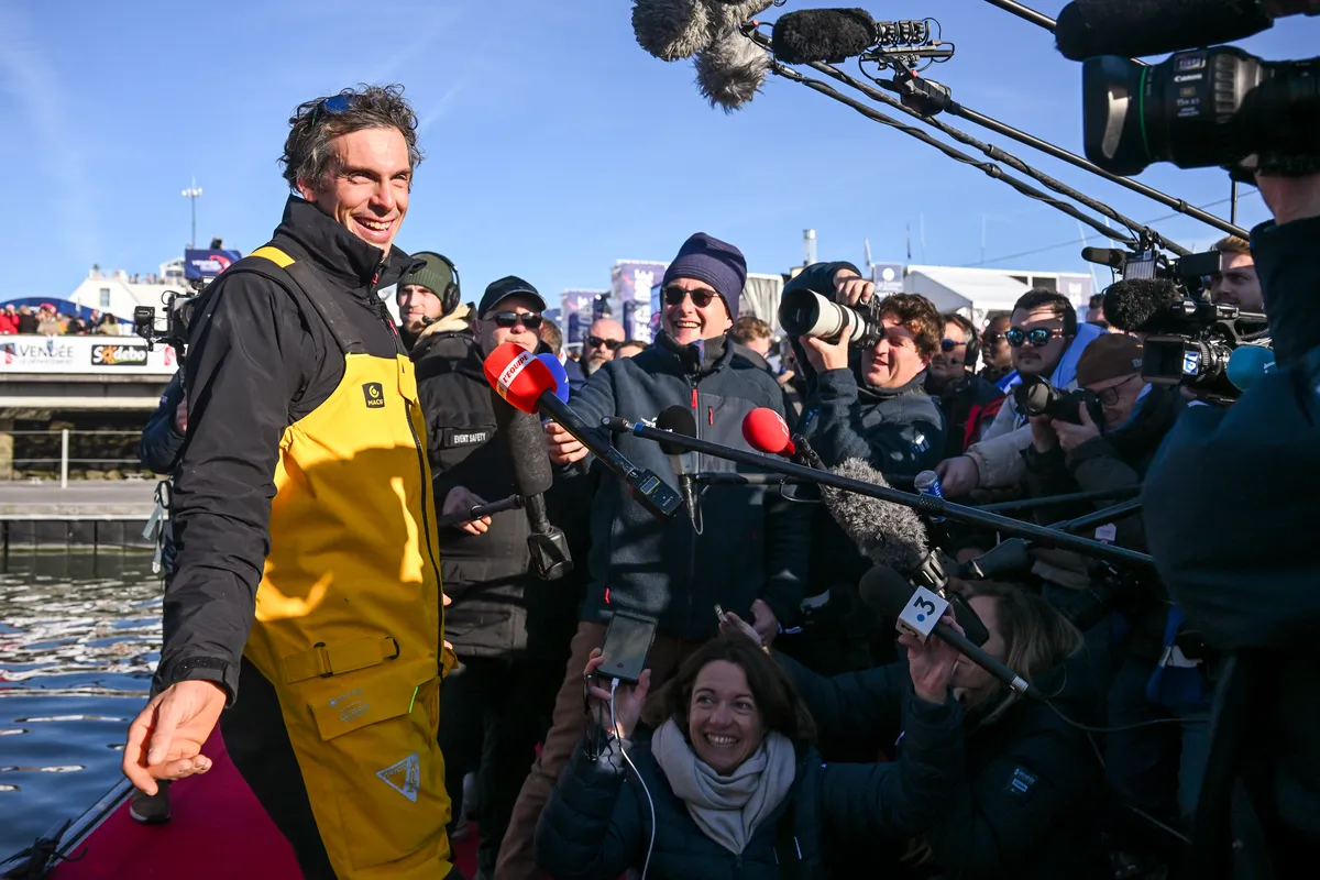 LES SABLES D'OLONNE, FRANCE - 14 JANVIER 2025 : Le skipper de MACIF Santé Prévoyance Charlie Dalin (FRA) est photographié dans le chenal après avoir remporté le Vendée Globe 2024, le 14 janvier 2025 aux Sables d'Olonne, France. (Photo par Vincent Curutchet / Alea)