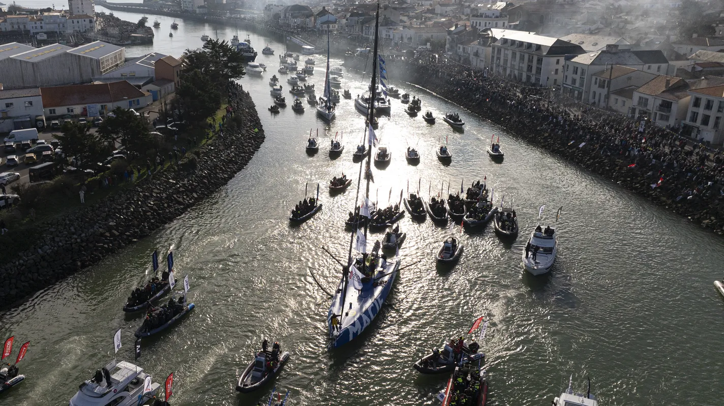 LES SABLES D'OLONNE, FRANCE - 14 JANVIER 2025 : Le skipper de MACIF Santé Prévoyance Charlie Dalin (FRA) est photographié dans le chenal après avoir remporté le Vendée Globe 2024, le 14 janvier 2025 aux Sables d'Olonne, France. (Photo par Lloyd Images / Alea)