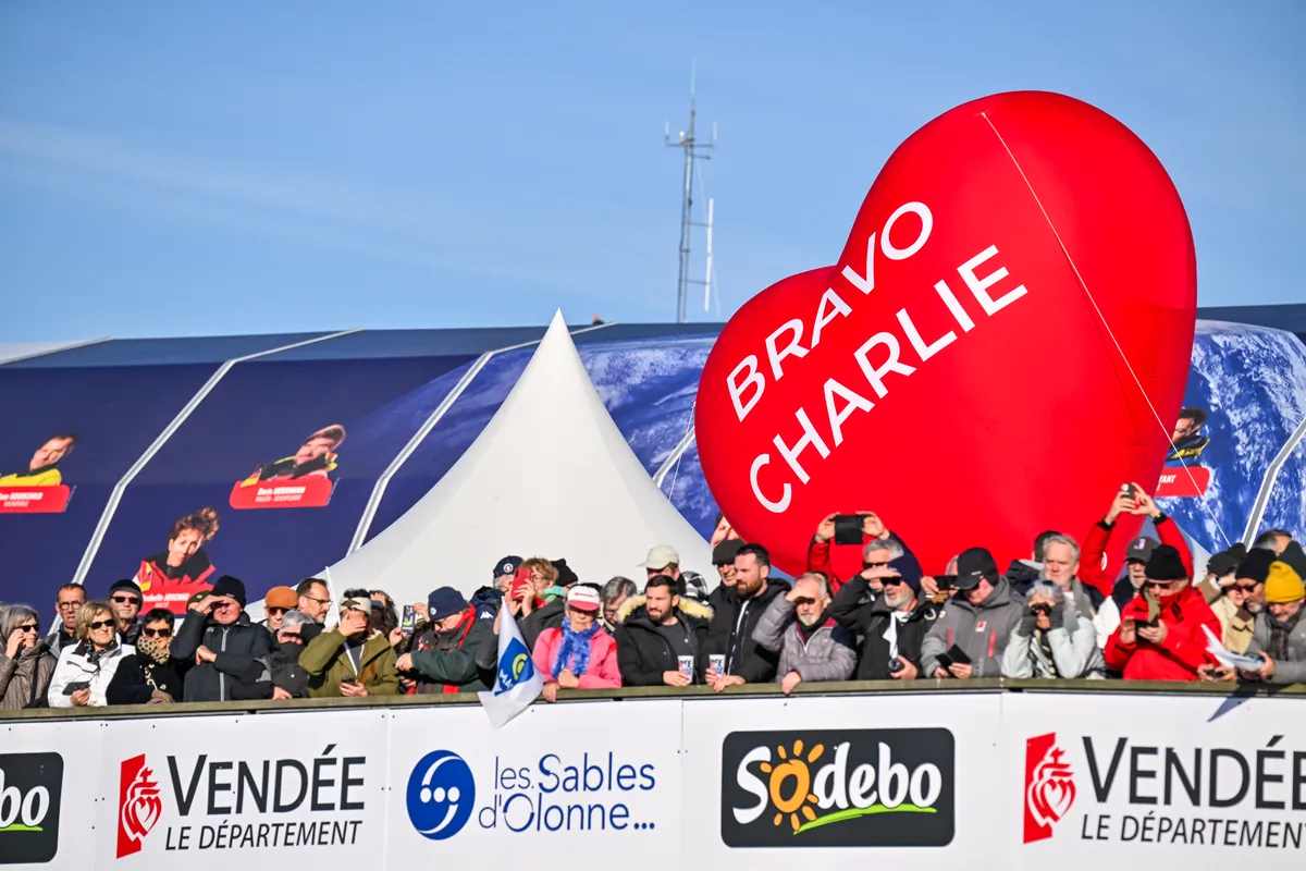 LES SABLES D'OLONNE, FRANCE - 14 JANVIER 2025 : Charlie Dalin (FRA), skipper de MACIF Santé Prévoyance, est photographié dans le chenal après avoir remporté le Vendée Globe 2024, le 14 janvier 2025 aux Sables d'Olonne, France. (Photo Jean-Louis Carli / Alea)