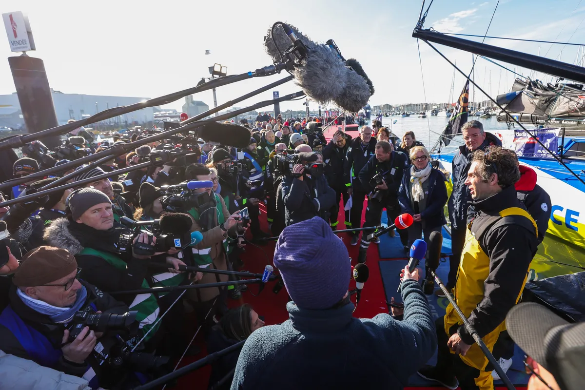 LES SABLES D'OLONNE, FRANCE - 14 JANVIER 2025 : Le skipper de MACIF Santé Prévoyance Charlie Dalin (FRA) est photographié dans le chenal après avoir remporté le Vendée Globe 2024, le 14 janvier 2025 aux Sables d'Olonne, France. (Photo par Jean-Marie Liot / Alea)