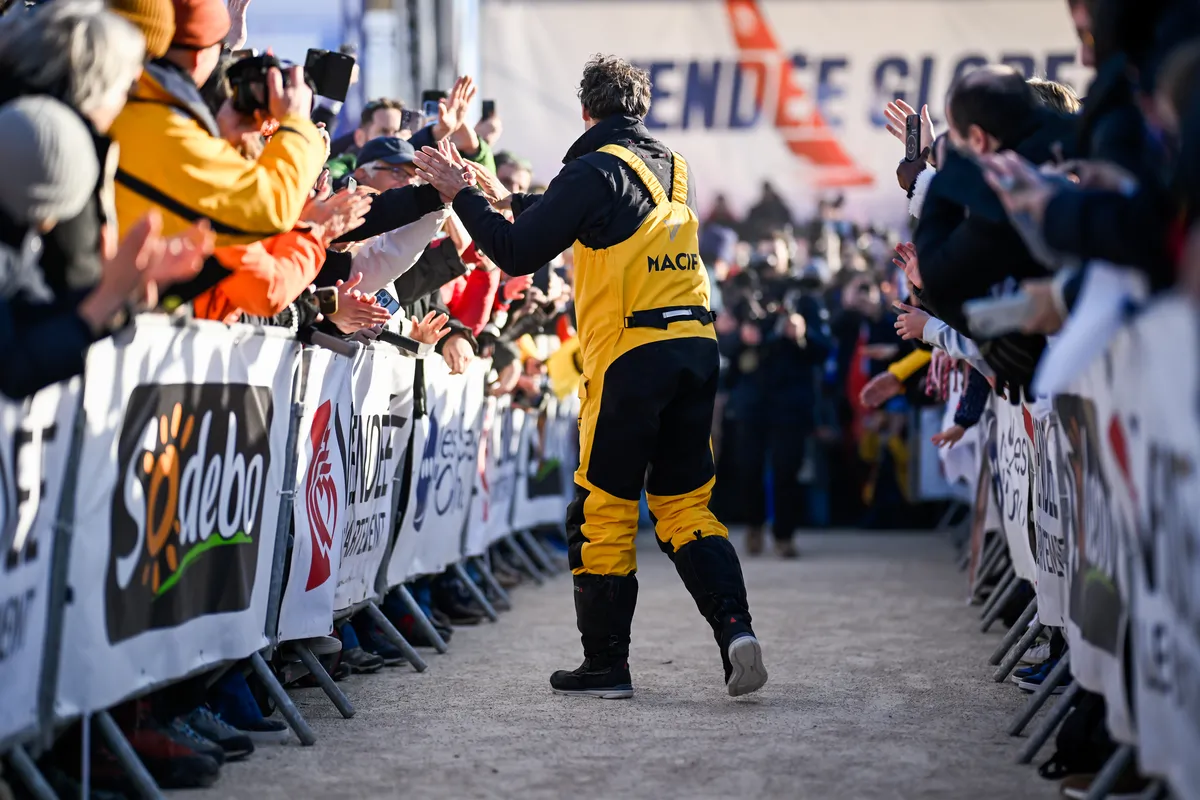 LES SABLES D'OLONNE, FRANCE - 14 JANVIER 2025 : Charlie Dalin (FRA), skipper de MACIF Santé Prévoyance, est photographié sur le ponton après avoir remporté le Vendée Globe 2024, le 14 janvier 2025 aux Sables d'Olonne, France. (Photo Jean-Louis Carli / Alea)