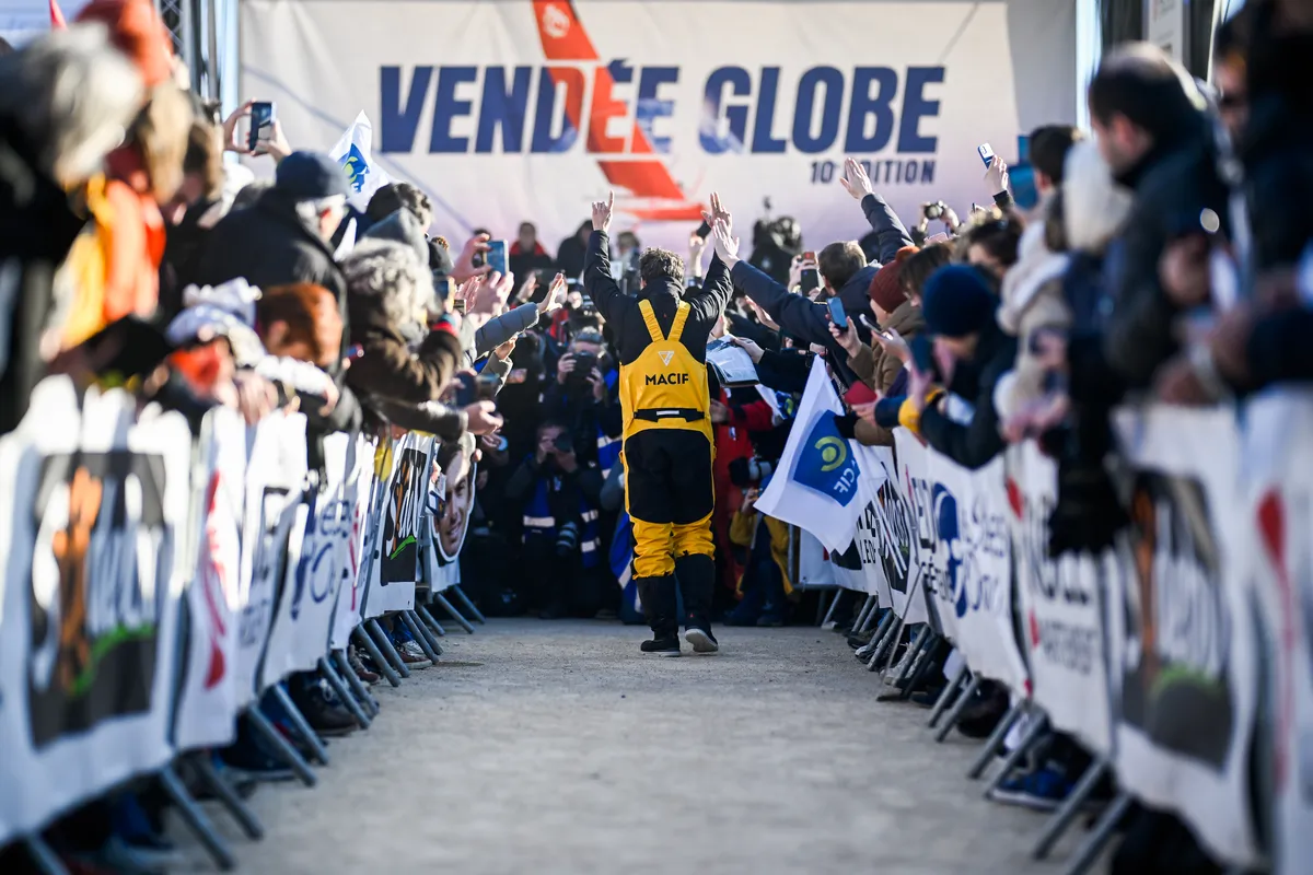 LES SABLES D'OLONNE, FRANCE - 14 JANVIER 2025 : Charlie Dalin (FRA), skipper de MACIF Santé Prévoyance, est photographié sur le ponton après avoir remporté le Vendée Globe 2024, le 14 janvier 2025 aux Sables d'Olonne, France. (Photo Jean-Louis Carli / Alea)