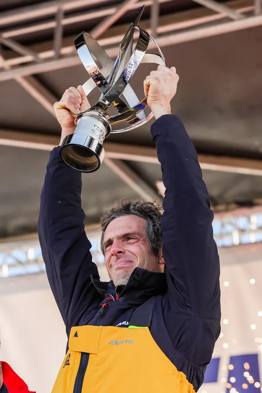 LES SABLES D'OLONNE, FRANCE - 14 JANVIER 2025 : Le skipper de MACIF Santé Prévoyance Charlie Dalin (FRA) est photographié sur scène avec le trophée après avoir remporté le Vendée Globe 2024, le 14 janvier 2025 aux Sables d'Olonne, France. (Photo par Jean-Marie Liot / Alea)