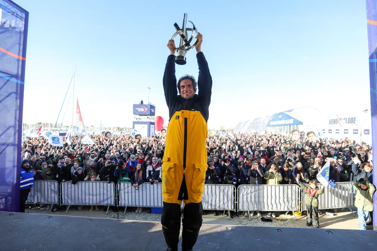 LES SABLES D'OLONNE, FRANCE - 14 JANVIER 2025 : Le skipper de MACIF Santé Prévoyance Charlie Dalin (FRA) est photographié avec le trophée après avoir remporté le Vendée Globe 2024, le 14 janvier 2025 aux Sables d'Olonne, France. (Photo par Jean-Marie Liot / Alea)