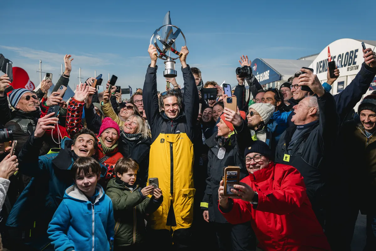 LES SABLES D'OLONNE, FRANCE - 14 JANVIER 2025 : Le skipper de MACIF Santé Prévoyance Charlie Dalin (FRA) pose avec la foule sur les pontons, dans une série spécifique de portraits réalisés après la victoire du Vendée Globe, le 14 janvier 2025 aux Sables d'Olonne, France - (Photo by Vincent Curutchet - Jean-Louis Carli / Alea)