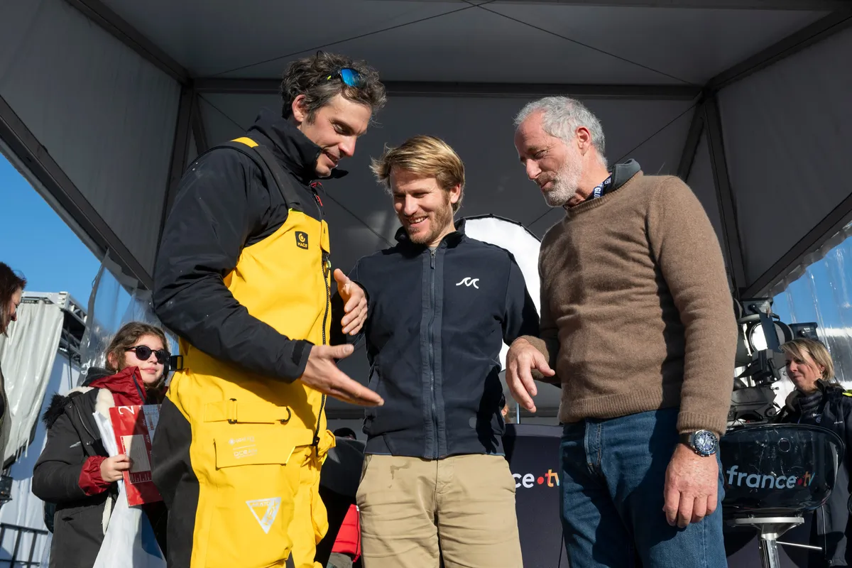 LES SABLES D'OLONNE, FRANCE - 14 JANVIER 2025 : Le skipper de MACIF Santé Prévoyance Charlie Dalin (FRA) est photographié avec les anciens vainqueurs François Gabart et Michel Desjoyeaux après avoir remporté le Vendée Globe, le 14 janvier 2025 aux Sables d'Olonne, France - (Photo by Olivier Blanchet / Alea)