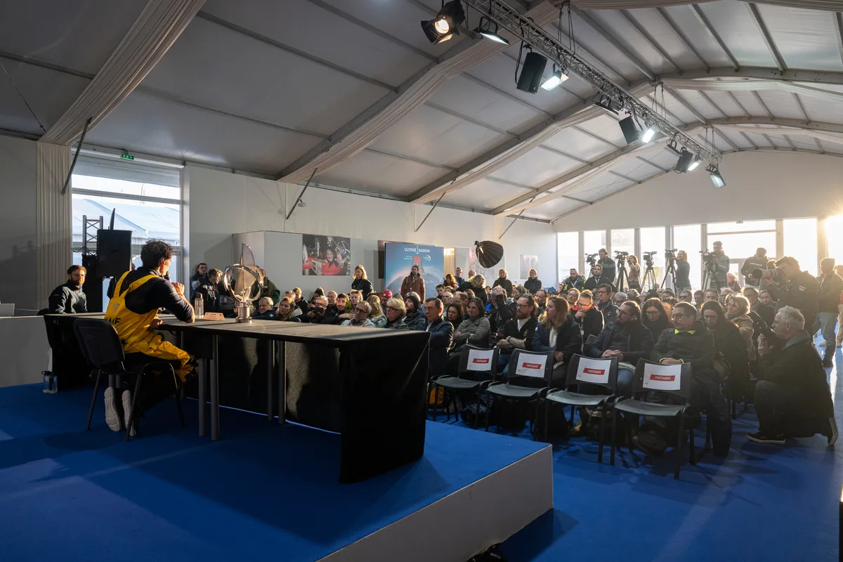 LES SABLES D'OLONNE, FRANCE - 14 JANVIER 2025 : Charlie Dalin (FRA), skipper de MACIF Santé Prévoyance, est photographié avec son trophée lors de sa conférence de presse, après avoir remporté le Vendée Globe, le 14 janvier 2025 aux Sables d'Olonne, France - (Photo by Olivier Blanchet / Alea)