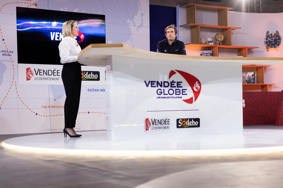 LES SABLES D'OLONNE, FRANCE - 15 JANVIER 2025 : Charlie Dalin (FRA), skipper de MACIF Santé Prévoyance, est photographié lors de l'émission Vendée Live après avoir remporté le Vendée Globe, le 15 janvier 2025 aux Sables d'Olonne, France - (Photo by Mark Lloyd / Alea)