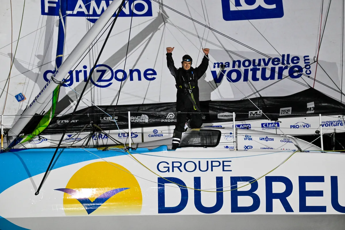 LES SABLES D'OLONNE, FRANCE - 17 JANVIER 2025 : Sébastien Simon (FRA), skipper de Groupe Dubreuil, prend la 3e place du Vendée Globe, le 17 janvier 2025 aux Sables d'Olonne, France - (Photo Jean-Louis Carli / Alea)