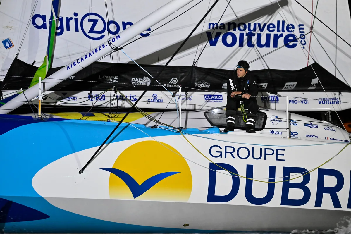 LES SABLES D'OLONNE, FRANCE - 17 JANVIER 2025 : Sébastien Simon (FRA), skipper de Groupe Dubreuil, prend la 3e place du Vendée Globe, le 17 janvier 2025 aux Sables d'Olonne, France - (Photo Jean-Louis Carli / Alea)