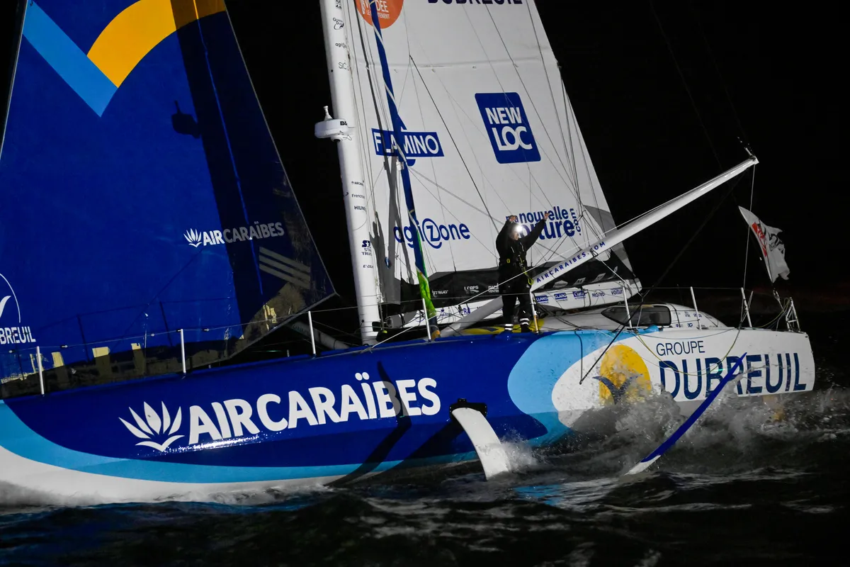 LES SABLES D'OLONNE, FRANCE - 17 JANVIER 2025 : Sébastien Simon (FRA), skipper de Groupe Dubreuil, prend la 3e place du Vendée Globe, le 17 janvier 2025 aux Sables d'Olonne, France - (Photo Jean-Louis Carli / Alea)
