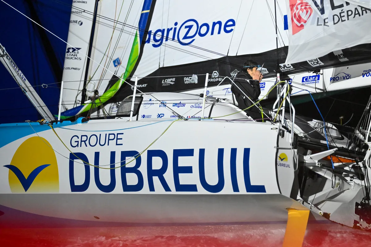 LES SABLES D'OLONNE, FRANCE - 17 JANVIER 2025 : Sébastien Simon (FRA), skipper de Groupe Dubreuil, prend la 3e place du Vendée Globe, le 17 janvier 2025 aux Sables d'Olonne, France - (Photo Jean-Louis Carli / Alea)