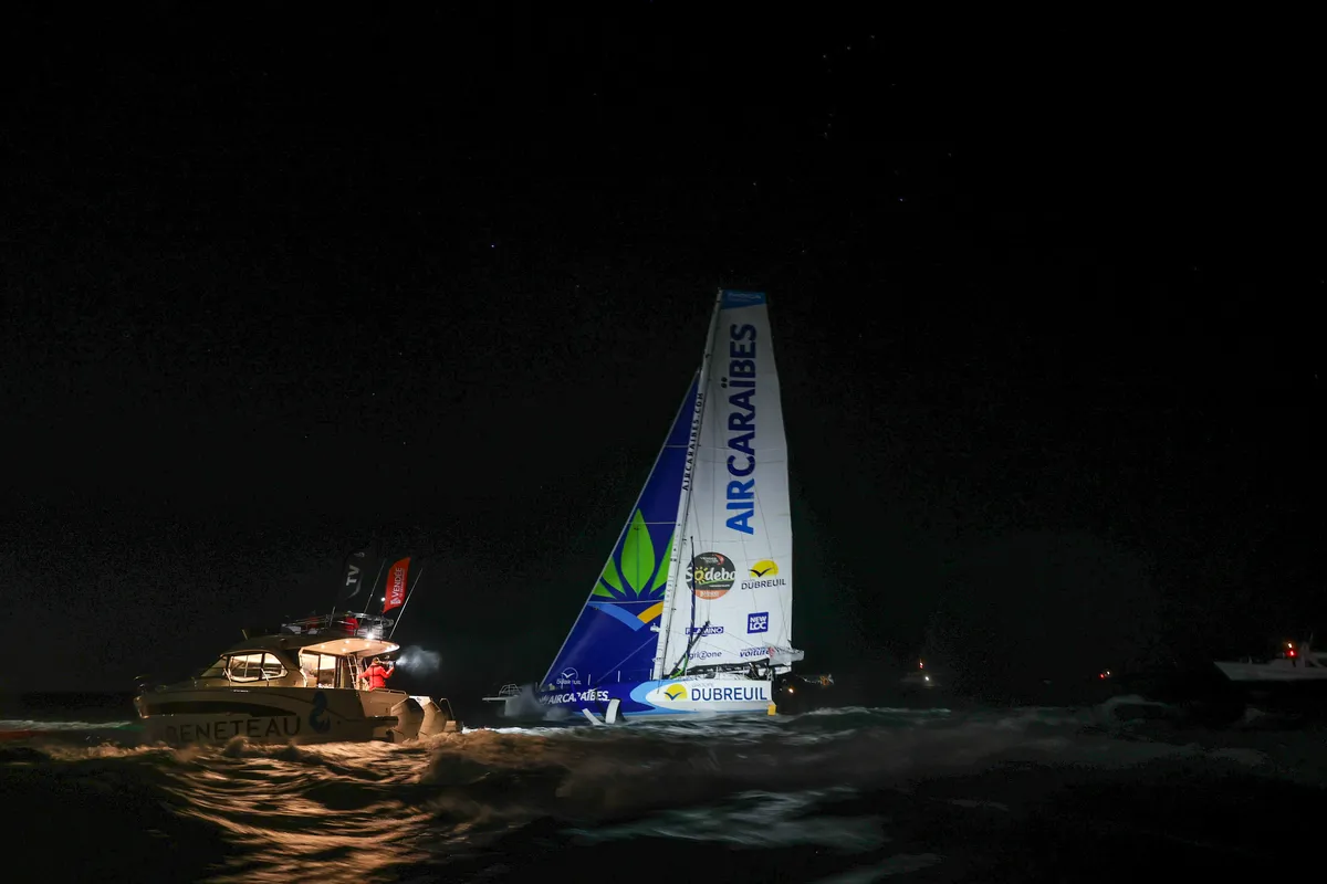 LES SABLES D'OLONNE, FRANCE - 17 JANVIER 2025 : Sébastien Simon (FRA), skipper de Groupe Dubreuil, prend la 3e place du Vendée Globe, le 17 janvier 2025 aux Sables d'Olonne, France - (Photo by Mark Lloyd / Alea)