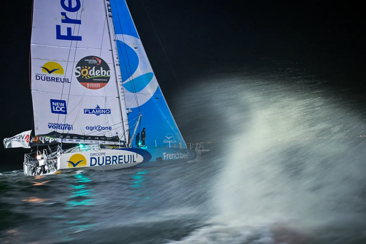LES SABLES D'OLONNE, FRANCE - 17 JANVIER 2025 : Sébastien Simon (FRA), skipper de Groupe Dubreuil, prend la 3e place du Vendée Globe, le 17 janvier 2025 aux Sables d'Olonne, France - (Photo Jean-Louis Carli / Alea)