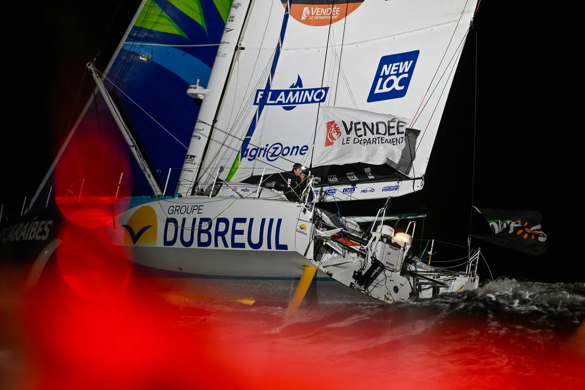 LES SABLES D'OLONNE, FRANCE - 17 JANVIER 2025 : Sébastien Simon (FRA), skipper de Groupe Dubreuil, prend la 3e place du Vendée Globe, le 17 janvier 2025 aux Sables d'Olonne, France - (Photo Jean-Louis Carli / Alea)