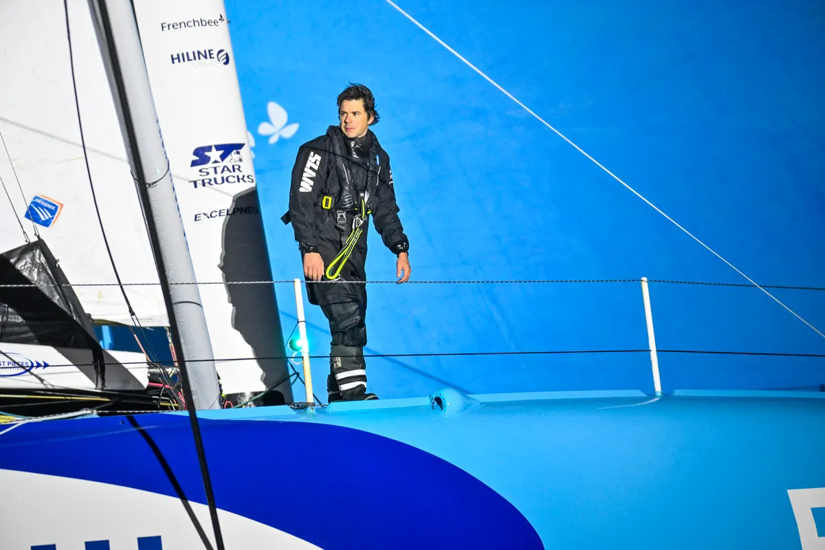 LES SABLES D'OLONNE, FRANCE - 17 JANVIER 2025 : Sébastien Simon (FRA), skipper de Groupe Dubreuil, prend la 3e place du Vendée Globe, le 17 janvier 2025 aux Sables d'Olonne, France - (Photo Jean-Louis Carli / Alea)
