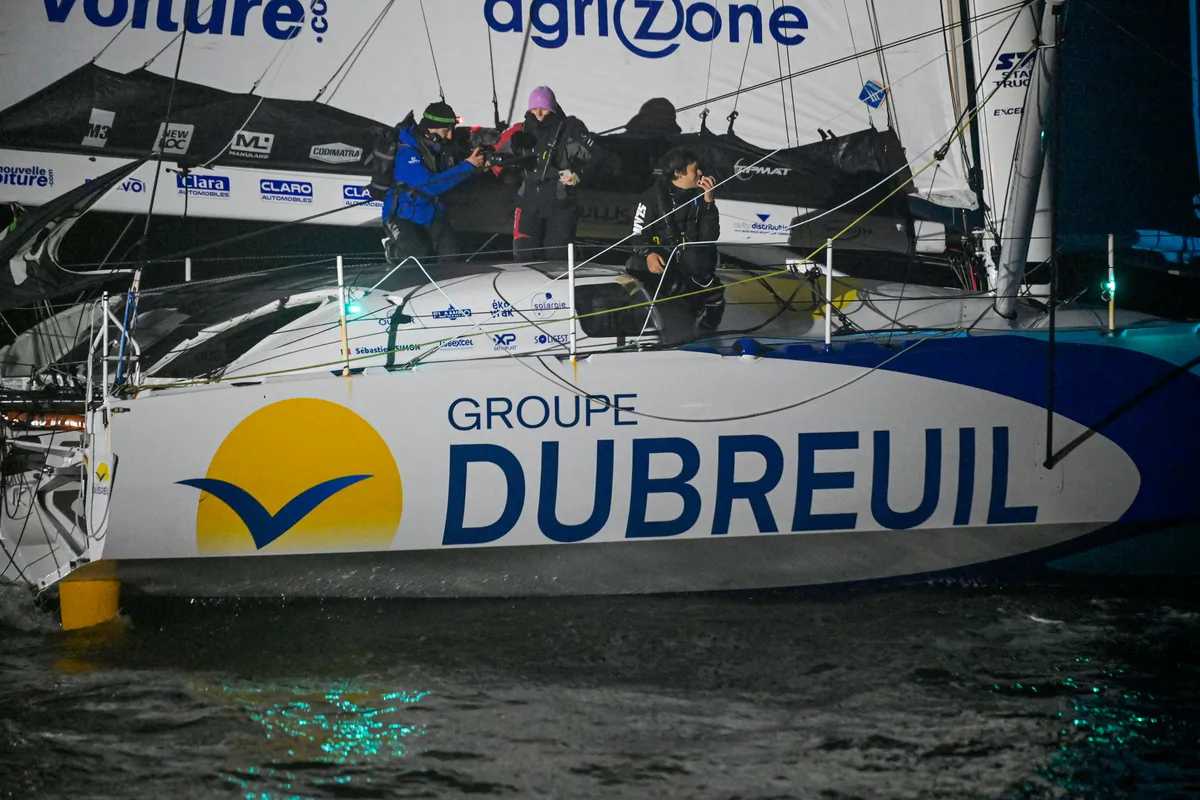 LES SABLES D'OLONNE, FRANCE - 17 JANVIER 2025 : Sébastien Simon (FRA), skipper de Groupe Dubreuil, prend la 3e place du Vendée Globe, le 17 janvier 2025 aux Sables d'Olonne, France - (Photo by Olivier Blanchet / Alea)