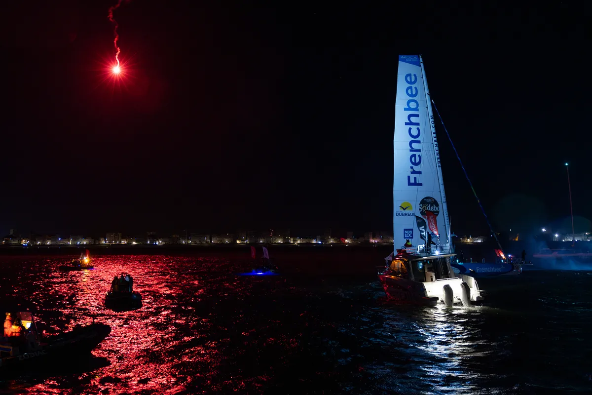 LES SABLES D'OLONNE, FRANCE - 17 JANVIER 2025 : Sébastien Simon (FRA), skipper de Groupe Dubreuil, prend la 3e place du Vendée Globe, le 17 janvier 2025 aux Sables d'Olonne, France - (Photo by Jean-Marie Liot / Alea)