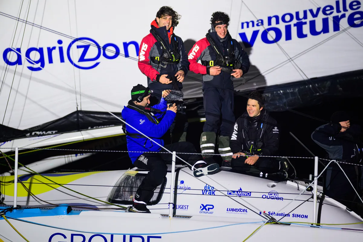 LES SABLES D'OLONNE, FRANCE - 17 JANVIER 2025 : Sébastien Simon (FRA), skipper de Groupe Dubreuil, prend la 3e place du Vendée Globe, le 17 janvier 2025 aux Sables d'Olonne, France - (Photo Jean-Louis Carli / Alea)