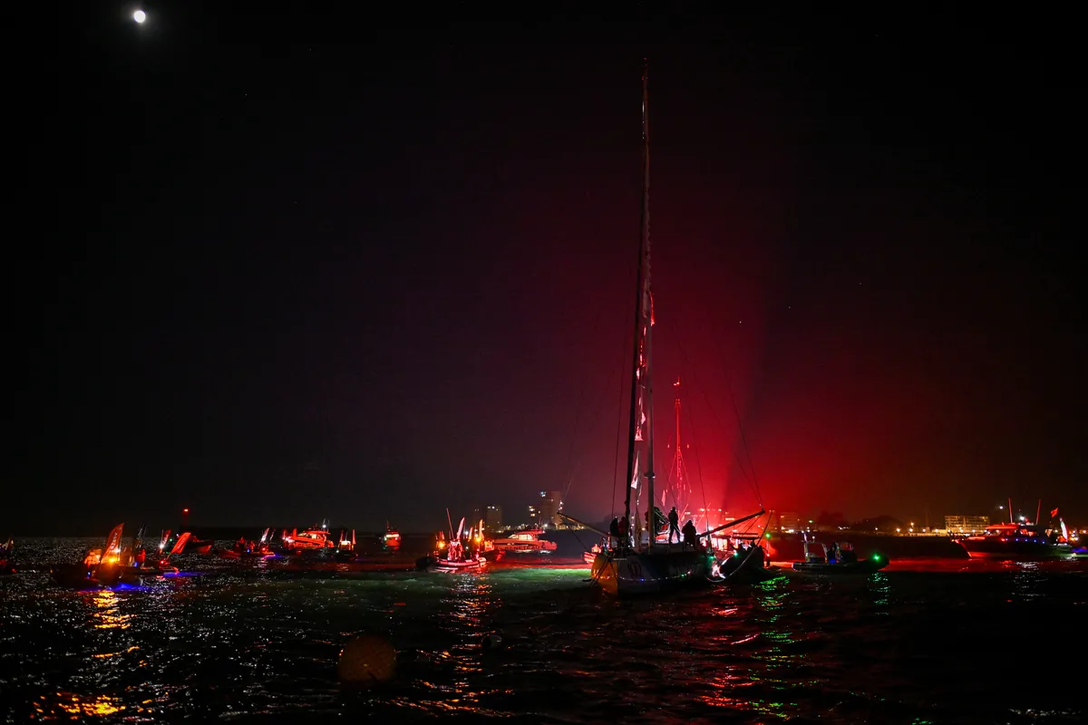 LES SABLES D'OLONNE, FRANCE - 17 JANVIER 2025 : Sébastien Simon (FRA), skipper de Groupe Dubreuil, entre dans le chenal après avoir pris la 3e place du Vendée Globe, le 17 janvier 2025 aux Sables d'Olonne, France - (Photo Jean-Louis Carli / Alea)