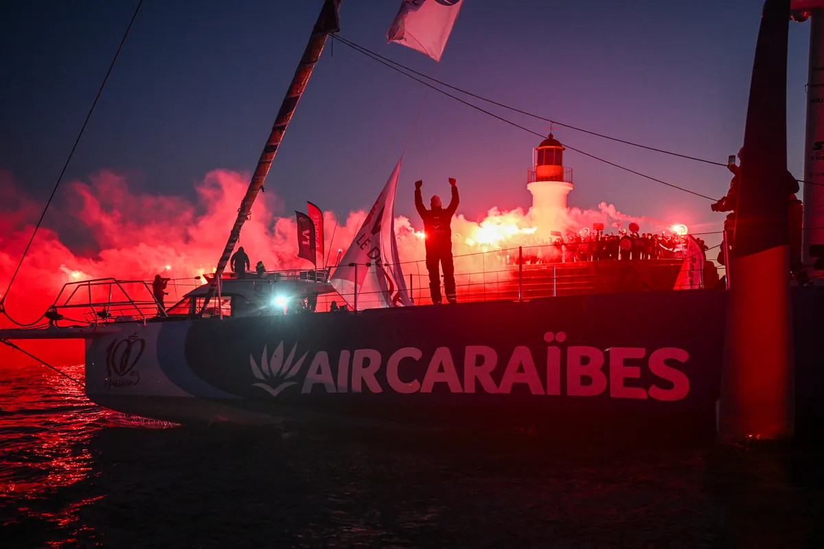 LES SABLES D'OLONNE, FRANCE - 17 JANVIER 2025 : Sébastien Simon (FRA), skipper de Groupe Dubreuil, est photographié dans le chenal en train de prendre la 3e place du Vendée Globe, le 17 janvier 2025 aux Sables d'Olonne, France - (Photo by Vincent Curutchet / Alea)