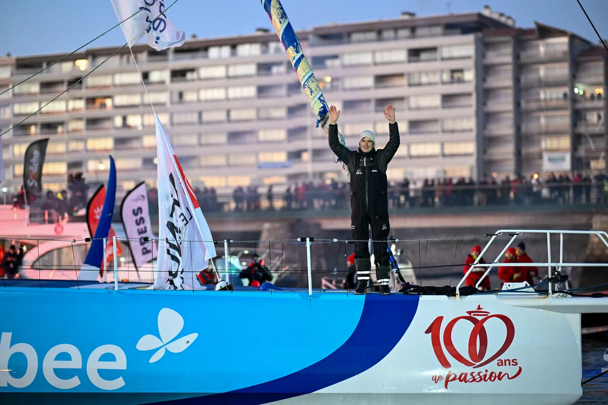 LES SABLES D'OLONNE, FRANCE - 17 JANVIER 2025 : Sébastien Simon (FRA), skipper de Groupe Dubreuil, est photographié dans le chenal après avoir pris la 3e place du Vendée Globe, le 17 janvier 2025 aux Sables d'Olonne, France - (Photo by Jean-Louis Carli / Alea)