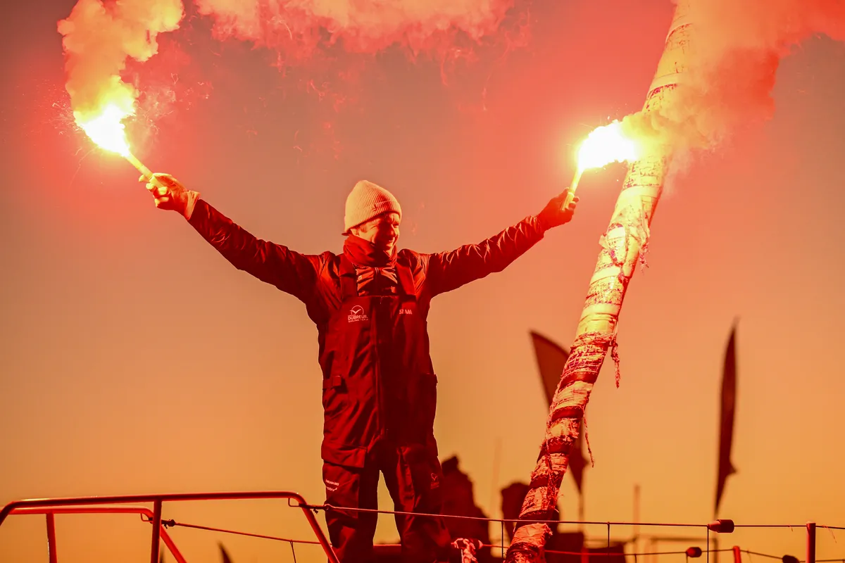 LES SABLES D'OLONNE, FRANCE - 17 JANVIER 2025 : Sébastien Simon (FRA), skipper de Groupe Dubreuil, est photographié en train de fêter avec des fusées éclairantes dans le chenal après avoir pris la 3e place du Vendée Globe, le 17 janvier 2025 aux Sables d'Olonne, France - (Photo by Vincent Curutchet / Alea)