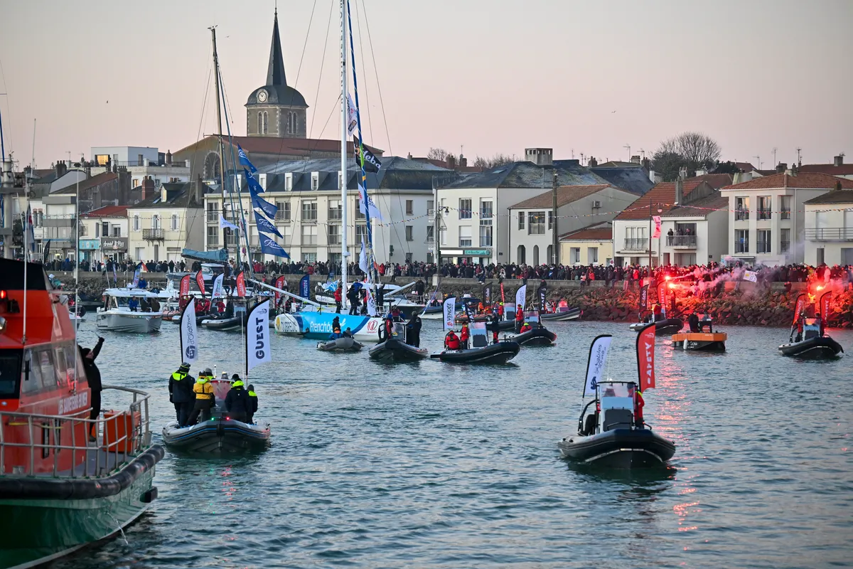 LES SABLES D'OLONNE, FRANCE - 17 JANVIER 2025 : Sébastien Simon (FRA), skipper de Groupe Dubreuil, est photographié dans le chenal après avoir pris la 3e place du Vendée Globe, le 17 janvier 2025 aux Sables d'Olonne, France - (Photo by Jean-Louis Carli / Alea)