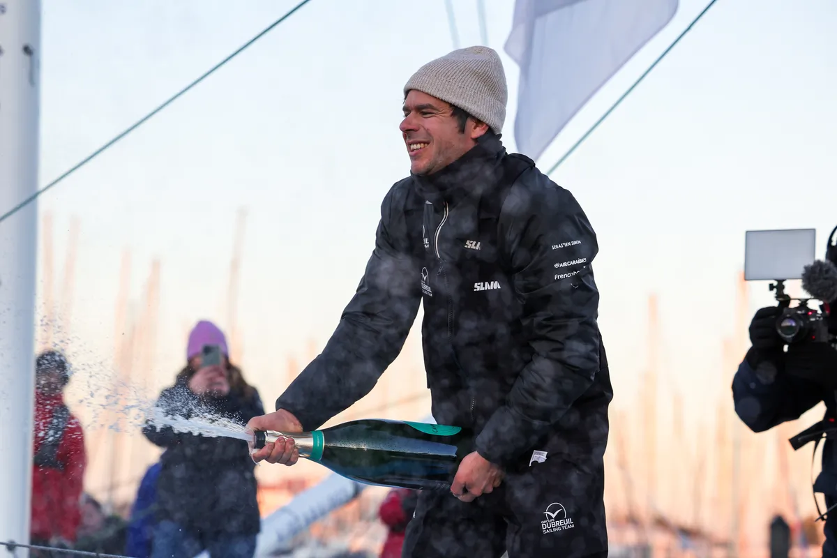 LES SABLES D'OLONNE, FRANCE - 17 JANVIER 2025 : Sébastien Simon (FRA), skipper de Groupe Dubreuil, est photographié au ponton après avoir pris la 3e place du Vendée Globe, le 17 janvier 2025 aux Sables d'Olonne, France - (Photo by Jean-Marie Liot / Alea)