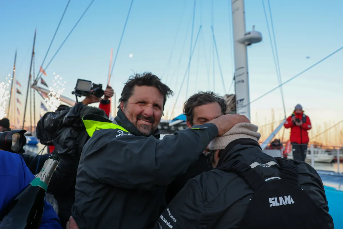 LES SABLES D'OLONNE, FRANCE - 17 JANVIER 2025 : Sébastien Simon (FRA), skipper de Groupe Dubreuil, est photographié au ponton après avoir pris la 3e place du Vendée Globe, le 17 janvier 2025 aux Sables d'Olonne, France - (Photo by Jean-Marie Liot / Alea)