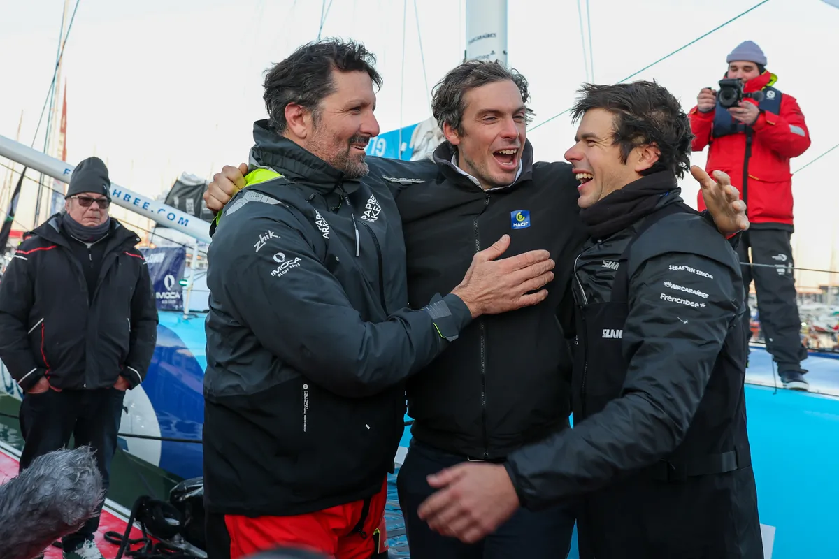 LES SABLES D'OLONNE, FRANCE - 17 JANVIER 2025 : Sébastien Simon (FRA), skipper de Groupe Dubreuil, est photographié au ponton avec le vainqueur Charlie Dalin et le second Yoann Richomme après avoir pris la 3e place du Vendée Globe, le 17 janvier 2025 aux Sables d'Olonne, France - (Photo by Jean-Marie Liot / Alea)