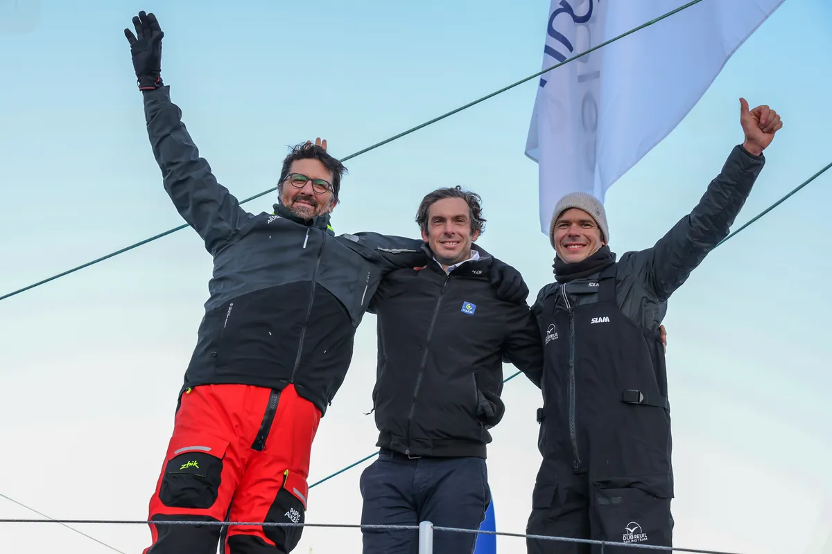 LES SABLES D'OLONNE, FRANCE - 17 JANVIER 2025 : Sébastien Simon (FRA), skipper de Groupe Dubreuil, est photographié au ponton avec le vainqueur Charlie Dalin et le second Yoann Richomme après avoir pris la 3e place du Vendée Globe, le 17 janvier 2025 aux Sables d'Olonne, France - (Photo by Jean-Marie Liot / Alea)