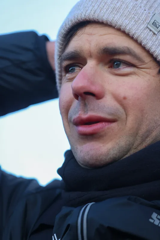 LES SABLES D'OLONNE, FRANCE - 17 JANVIER 2025 : Sébastien Simon (FRA), skipper de Groupe Dubreuil, est photographié au ponton après avoir pris la 3e place du Vendée Globe, le 17 janvier 2025 aux Sables d'Olonne, France - (Photo by Mark Lloyd / Alea)