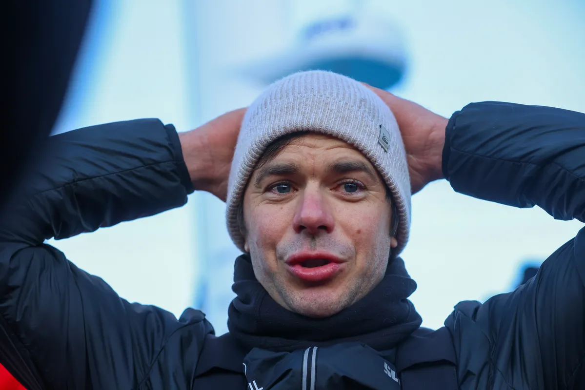 LES SABLES D'OLONNE, FRANCE - 17 JANVIER 2025 : Sébastien Simon (FRA), skipper de Groupe Dubreuil, est photographié au ponton après avoir pris la 3e place du Vendée Globe, le 17 janvier 2025 aux Sables d'Olonne, France - (Photo by Mark Lloyd / Alea)