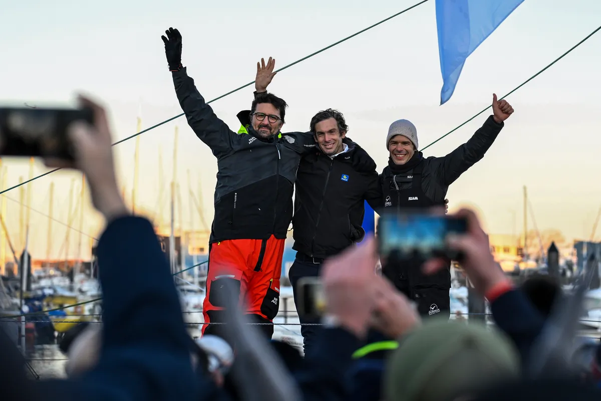 LES SABLES D'OLONNE, FRANCE - 17 JANVIER 2025 : Sébastien Simon (FRA), skipper de Groupe Dubreuil, est photographié avec le vainqueur Charlie Dalin et le second Yoann Richomme après avoir pris la 3e place du Vendée Globe, le 17 janvier 2025 aux Sables d'Olonne, France - (Photo by Jean-Louis Carli / Alea)