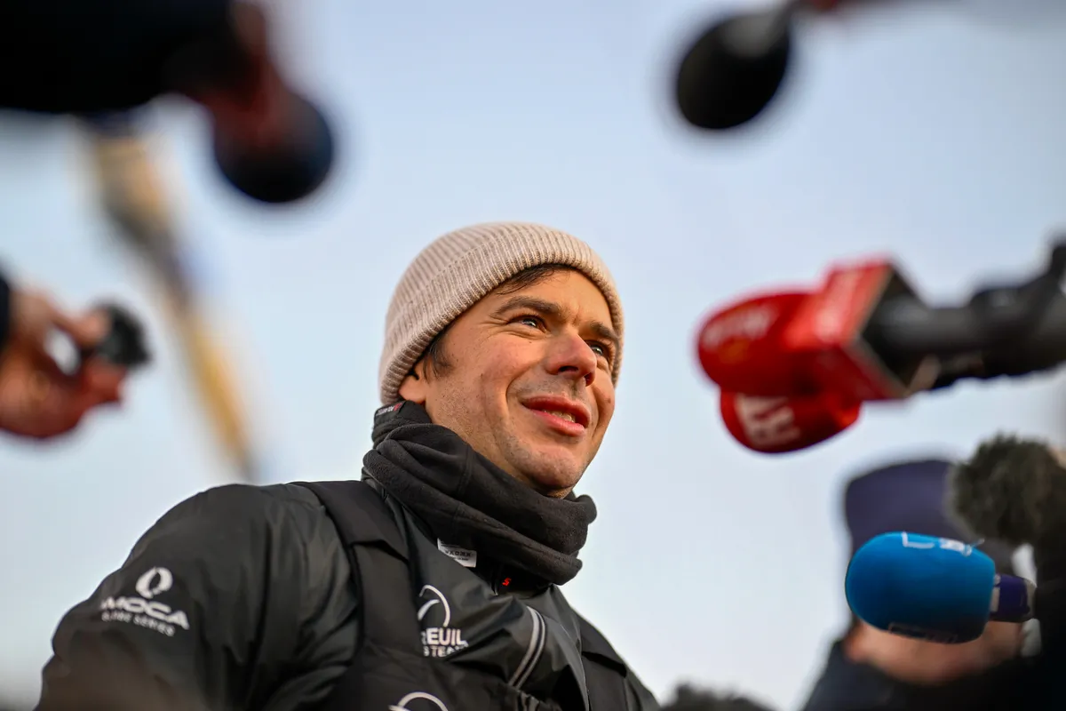LES SABLES D'OLONNE, FRANCE - 17 JANVIER 2025 : Sébastien Simon (FRA), skipper de Groupe Dubreuil, interviewé par les médias après avoir pris la 3e place du Vendée Globe, le 17 janvier 2025 aux Sables d'Olonne, France - (Photo Jean-Louis Carli / Alea)