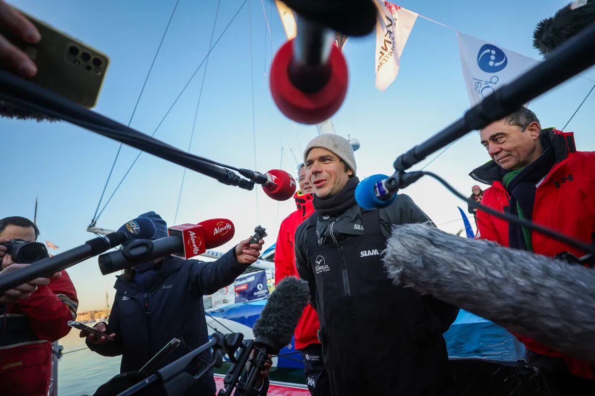 LES SABLES D'OLONNE, FRANCE - 17 JANVIER 2025 : Le skipper de Groupe Dubreuil Sébastien Simon (FRA) est interviewé par les médias après avoir pris la 3e place du Vendée Globe, le 17 janvier 2025 aux Sables d'Olonne, France - (Photo by Jean-Marie Liot / Alea)