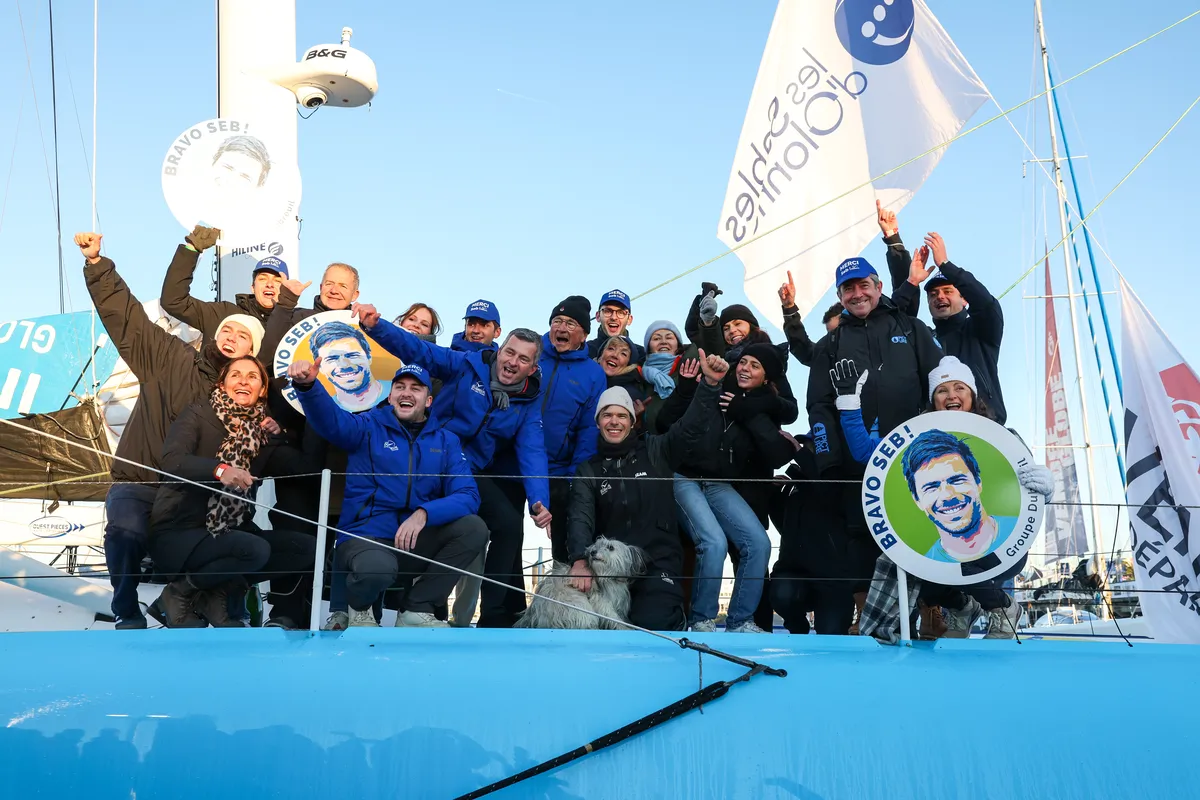 LES SABLES D'OLONNE, FRANCE - 17 JANVIER 2025 : Sébastien Simon (FRA), skipper de Groupe Dubreuil, est photographié avec son équipe après avoir pris la 3e place du Vendée Globe, le 17 janvier 2025 aux Sables d'Olonne, France - (Photo by Jean-Marie Liot / Alea)