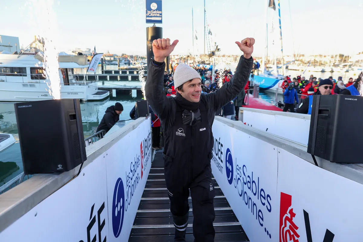 LES SABLES D'OLONNE, FRANCE - 17 JANVIER 2025 : Sébastien Simon (FRA), skipper de Groupe Dubreuil, est photographié après avoir pris la 3e place du Vendée Globe, le 17 janvier 2025 aux Sables d'Olonne, France - (Photo by Mark Lloyd / Alea)