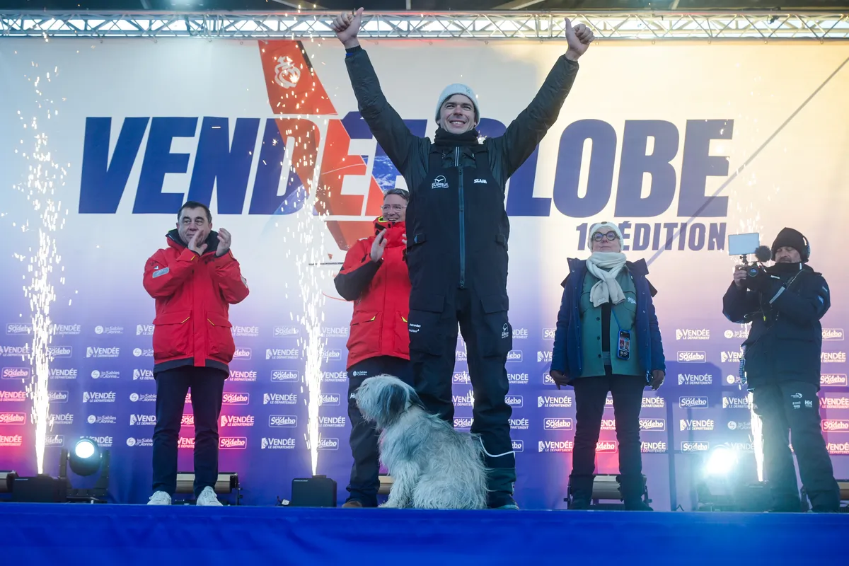 LES SABLES D'OLONNE, FRANCE - 17 JANVIER 2025 : Sébastien Simon (FRA), skipper de Groupe Dubreuil, fait la fête sur scène après avoir pris la 3e place du Vendée Globe, le 17 janvier 2025 aux Sables d'Olonne, France - (Photo by Olivier Blanchet / Alea)