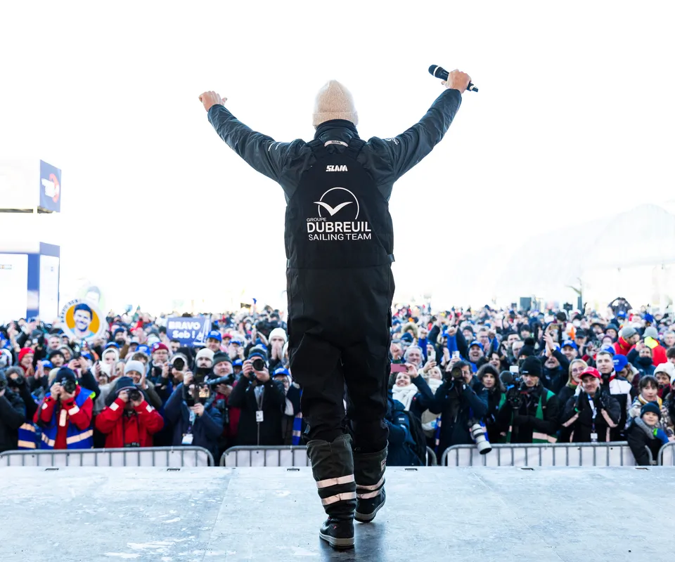 LES SABLES D'OLONNE, FRANCE - 17 JANVIER 2025 : Sébastien Simon (FRA), skipper de Groupe Dubreuil, est photographié en train de fêter sa 3e place dans le Vendée Globe, le 17 janvier 2025 aux Sables d'Olonne, France - (Photo by Mark Lloyd / Alea)