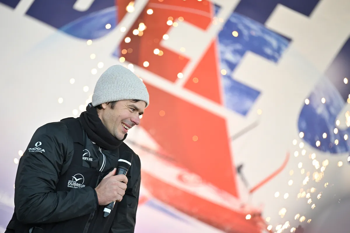 LES SABLES D'OLONNE, FRANCE - 17 JANVIER 2025 : Sébastien Simon (FRA), skipper de Groupe Dubreuil, est photographié lors de sa conférence de presse après avoir pris la 3e place du Vendée Globe, le 17 janvier 2025 aux Sables d'Olonne, France - (Photo Jean-Louis Carli / Alea)