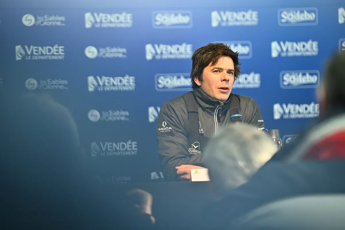 LES SABLES D'OLONNE, FRANCE - 17 JANVIER 2025 : Sébastien Simon (FRA), skipper de Groupe Dubreuil, est photographié lors de sa conférence de presse après avoir pris la 3e place du Vendée Globe, le 17 janvier 2025 aux Sables d'Olonne, France - (Photo Jean-Louis Carli / Alea)