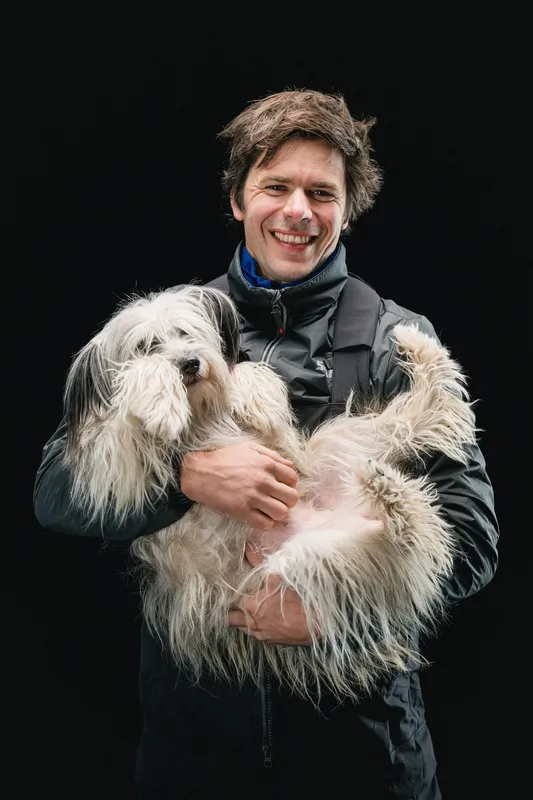 LES SABLES D'OLONNE, FRANCE - 17 JANVIER 2025 : Sébastien Simon (FRA), skipper de Groupe Dubreuil, est photographié en studio avec son chien Chiffon après avoir pris la 3e place du Vendée Globe, le 17 janvier 2025 aux Sables d'Olonne, France - (Photo by Jean-Louis Carli / Alea)