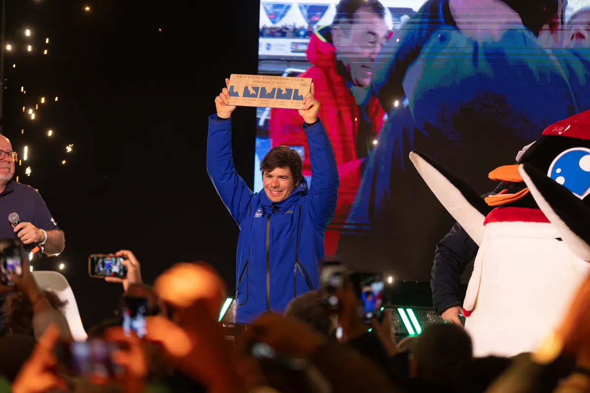LES SABLES D'OLONNE, FRANCE - 17 JANVIER 2025 : Le skipper de Groupe Dubreuil Sébastien Simon (FRA) est photographié au Skipper Finisher Club du Vendée Globe, le 17 janvier 2025 aux Sables d'Olonne, France - (Photo by Mark Lloyd / Alea)
