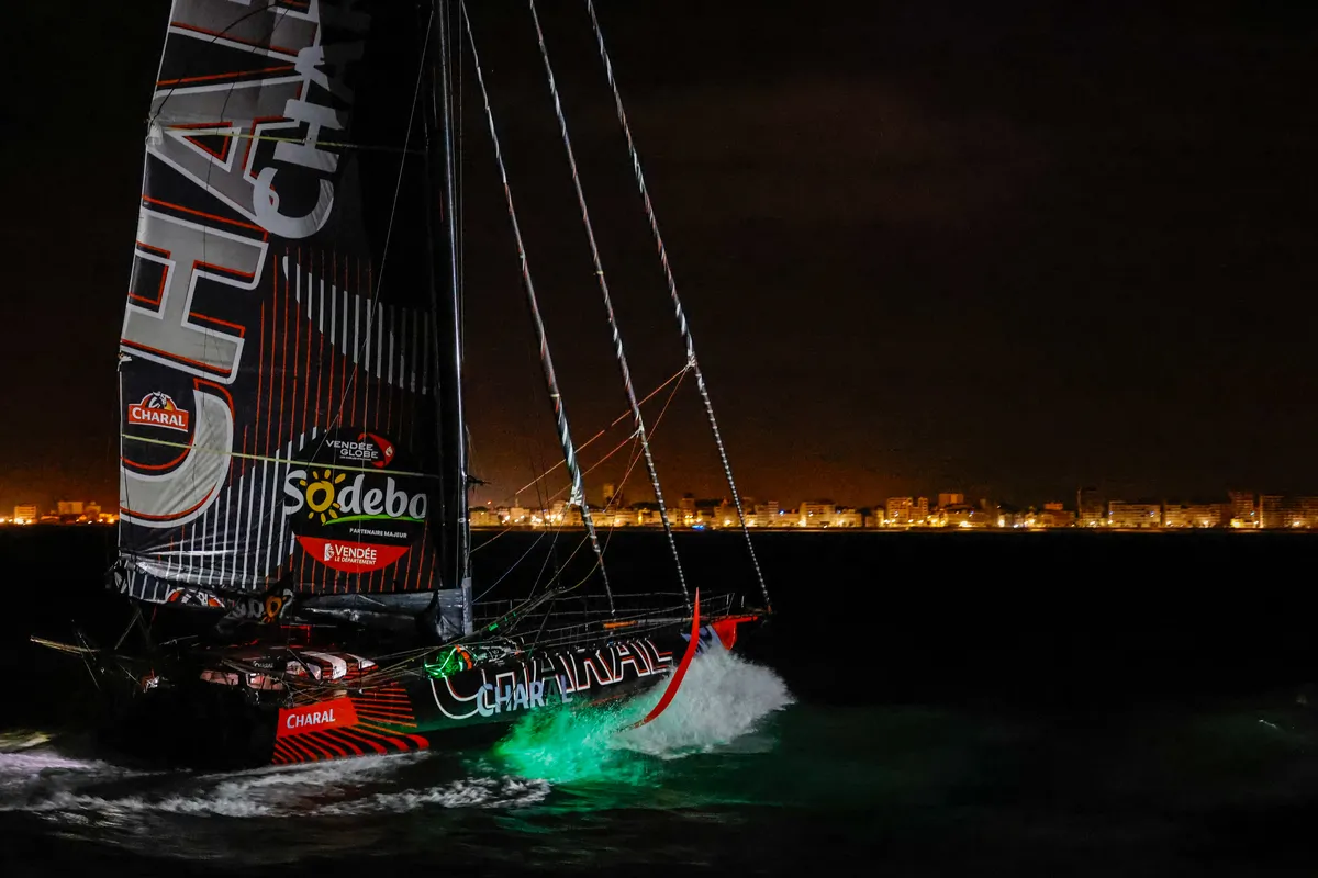 LES SABLES D'OLONNE, FRANCE - 24 JANVIER 2025 : Jérémie Beyou (FRA), skipper de Charal, franchit la ligne de départ pour prendre la 4ème place du Vendée Globe, le 24 janvier 2025 aux Sables d'Olonne, France - (Photo Anne Beauge / Alea)
