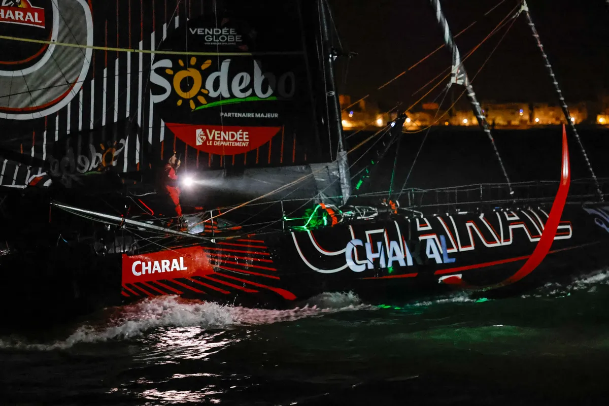 LES SABLES D'OLONNE, FRANCE - 24 JANVIER 2025 : Jérémie Beyou (FRA), skipper de Charal, franchit la ligne de départ pour prendre la 4ème place du Vendée Globe, le 24 janvier 2025 aux Sables d'Olonne, France - (Photo Anne Beauge / Alea)